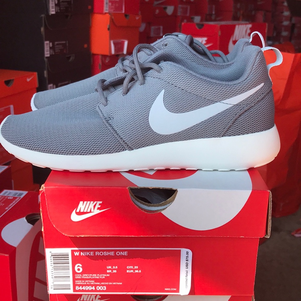 Women’s Nike Roshe one Running Shoe Sz 6